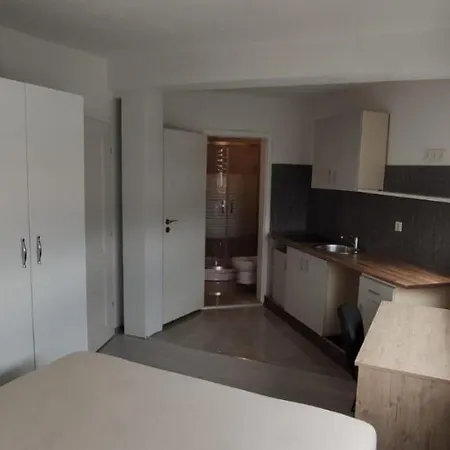H Apartment *